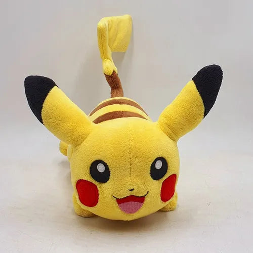 Peluche Pokemon Center Pikachu acostado