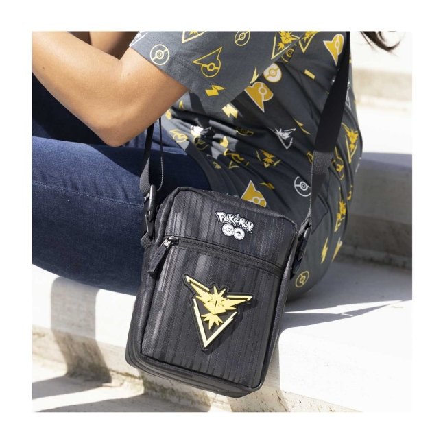 Bolso cruzado Team Instinct de Pokémon GO.